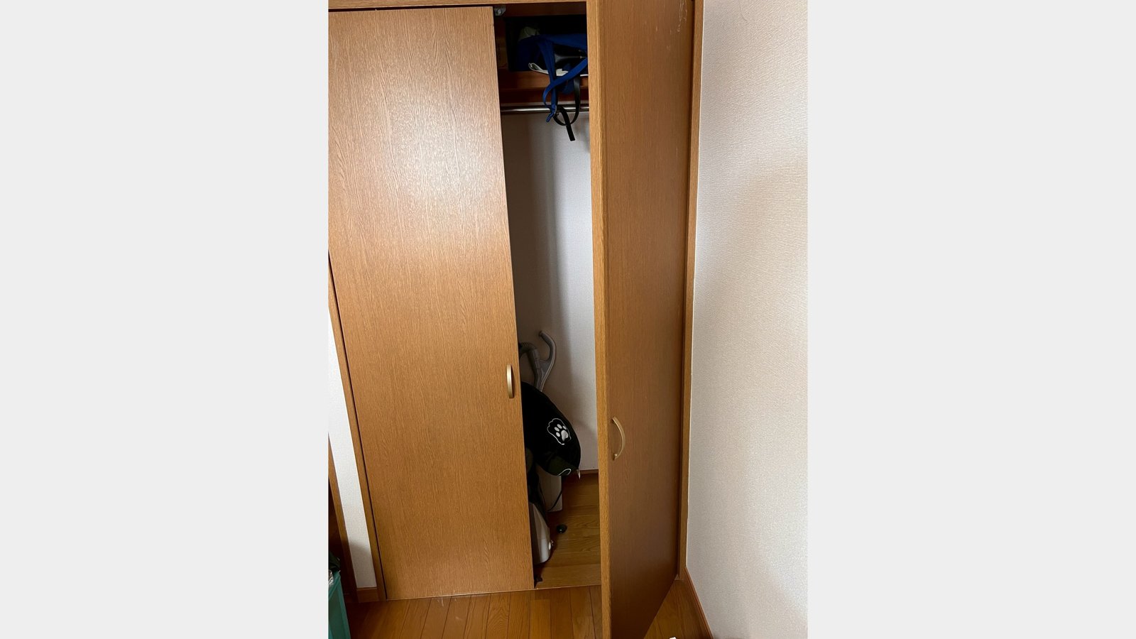 クローゼット扉の蝶番交換工事