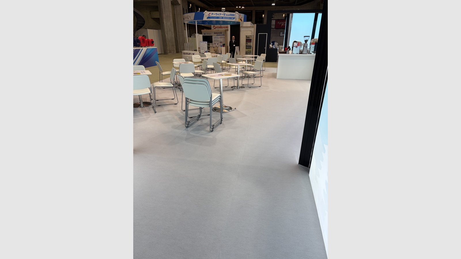 展示会ブースの床造作工事（ベニヤ下地＋カーペット敷き）
